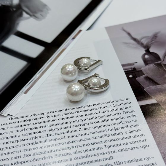 Silver earrings with pearls