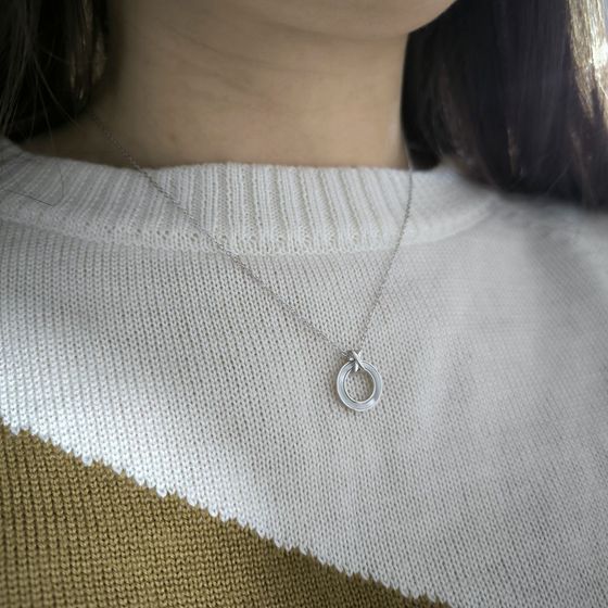 Silver necklace with mother-of-pearl