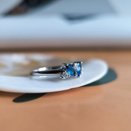 Silver ring with sapphire nano