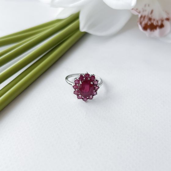 Silver ring with a 5.388-carat ruby