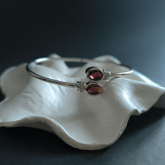 Серебряный браслет с гранатом 2.862ct, фианитами