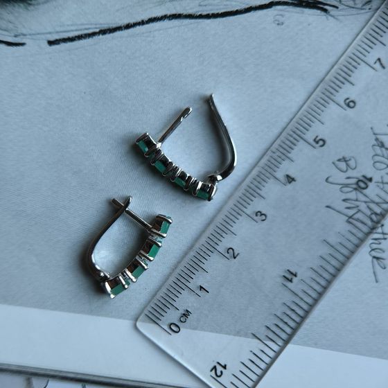 Silver earrings with a 1.675-carat emerald