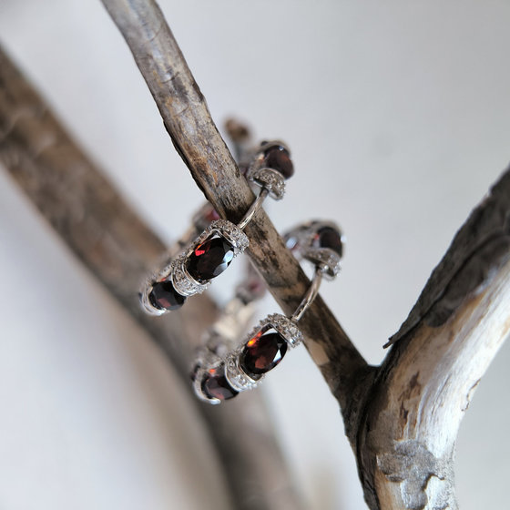 Silver earrings with garnet 12.381ct