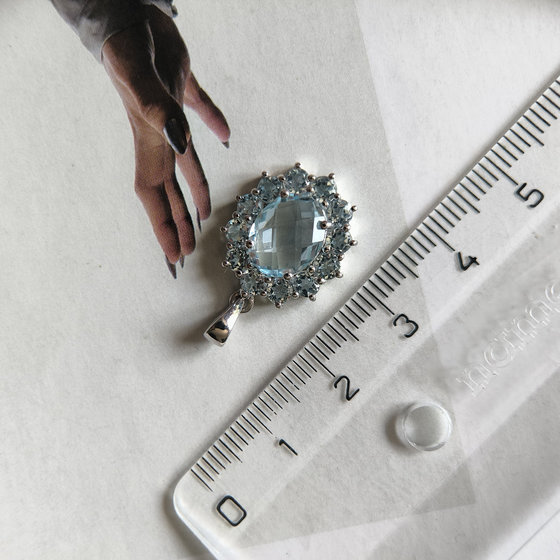 Silver pendant with a 4.447-carat topaz