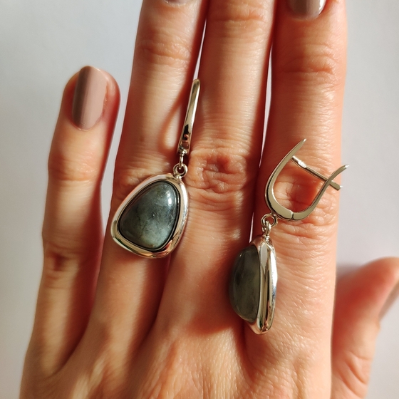 Sterling silver earrings with 11.207ct