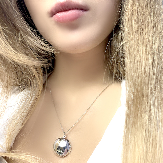Silver necklace without stones