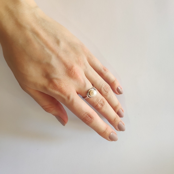 Silver ring with pearls 2.125ct
