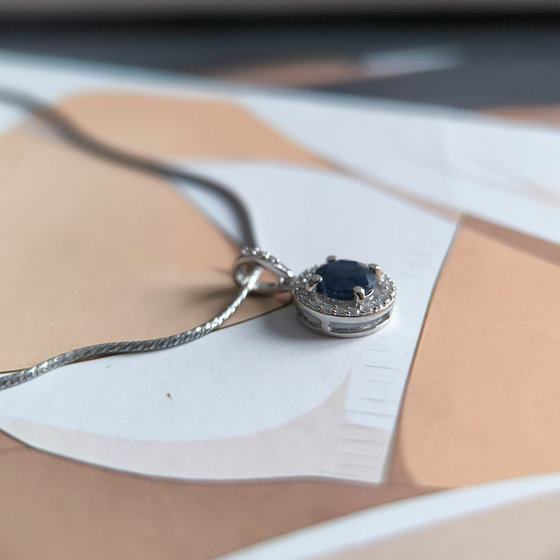 Silver pendant with 1.356ct sapphire, cubic zirconia