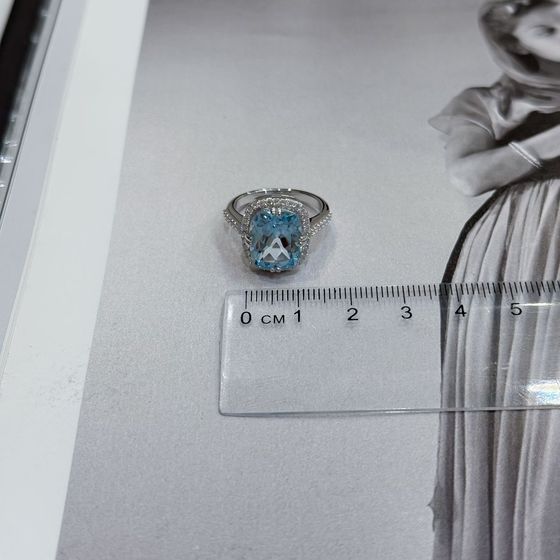 Серебряное кольцо с топазом 6.507ct, фианитами