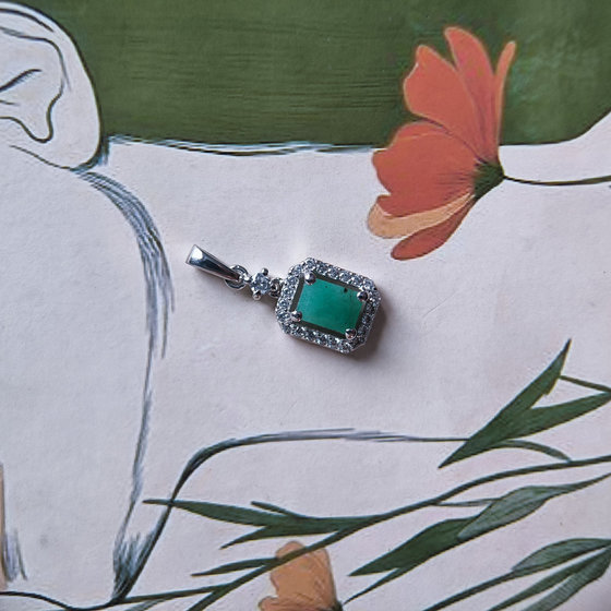 Silver pendant with 1.56ct emerald
