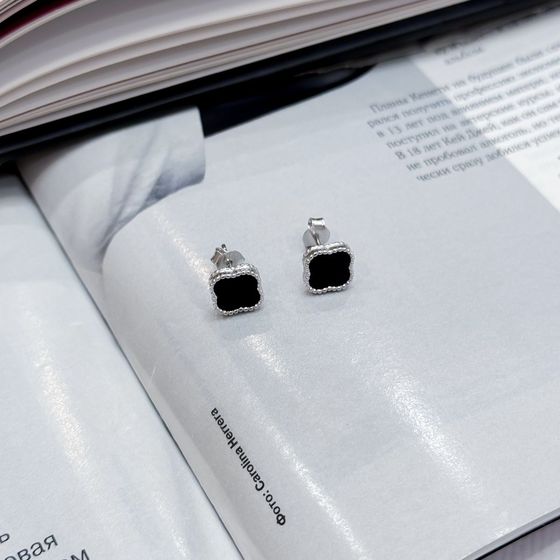 Silver earrings with onyx