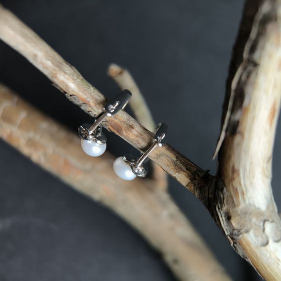 Silver earrings with pearls