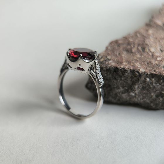 Серебряное кольцо с гранатом nano 2.714ct, фианитами