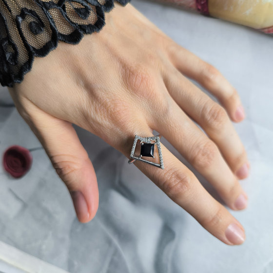 Silver ring with 1.755ct sapphire, cubic zirconia