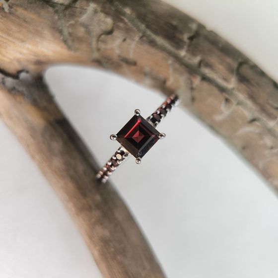 Срібна каблучка з гранатом 2.058ct