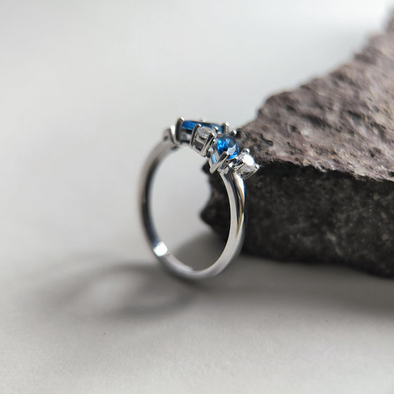 Silver ring with sapphire nano