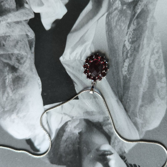 Silver pendant with a 4.007 ct nano garnet