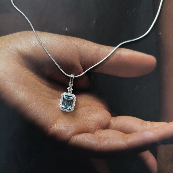 Срібна підвіска з топазом 1.768ct, фіанітами