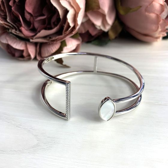 Silver bracelet with mother-of-pearl