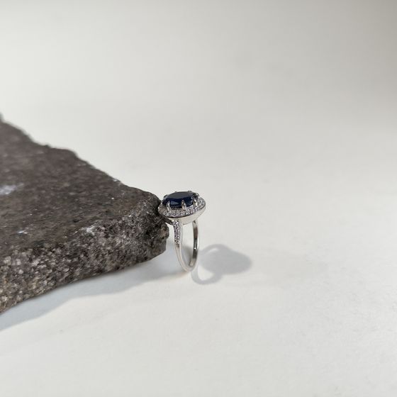 Sterling silver ring with 3.81ct sapphire, pave diamonds