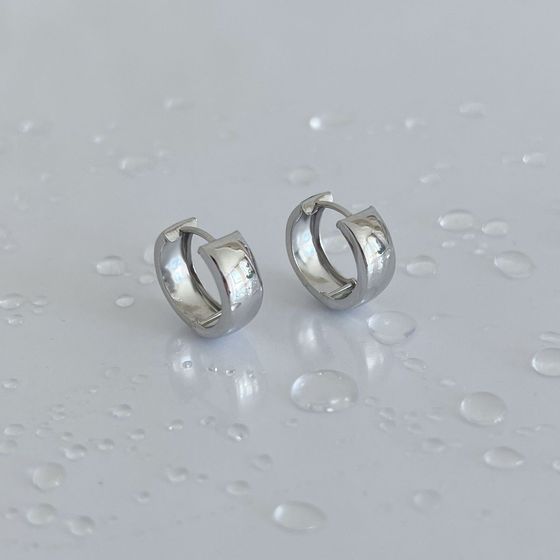 Gold earrings without stones
