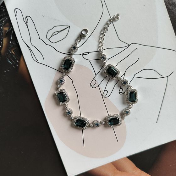 Silver bracelet with a 8.935-carat London Blue topaz