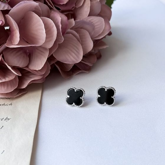 Silver earrings with onyx