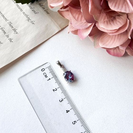 Silver pendant with a 3.411-carat alexandrite
