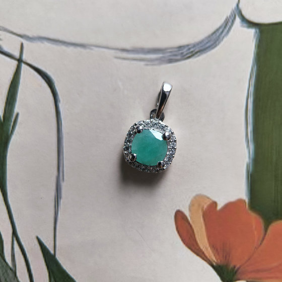Silver pendant with 0.666ct emerald