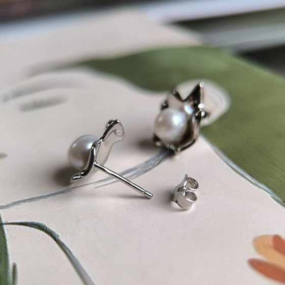 Silver earrings with pearls