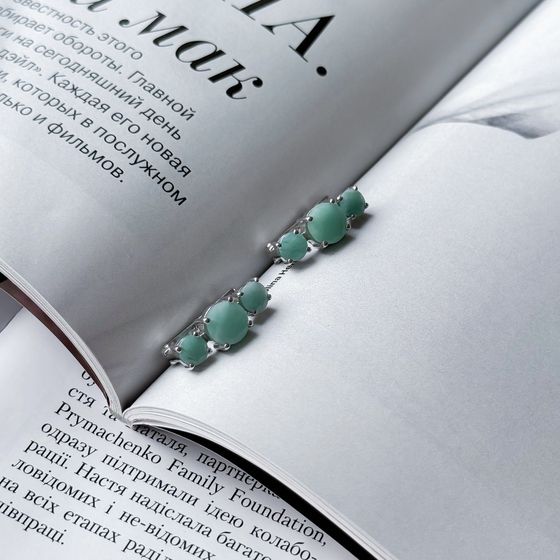 Silver earrings with a 4.557-carat emerald