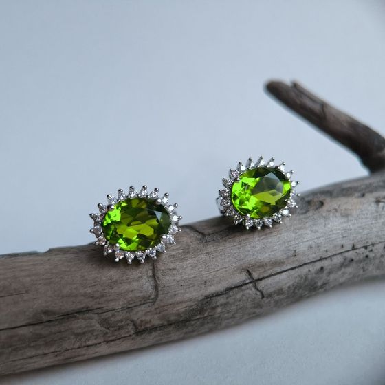 Silver earrings with chrysolite