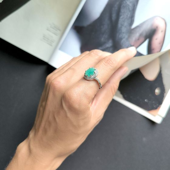 Серебряное кольцо с изумрудом 3.14ct, фианитами