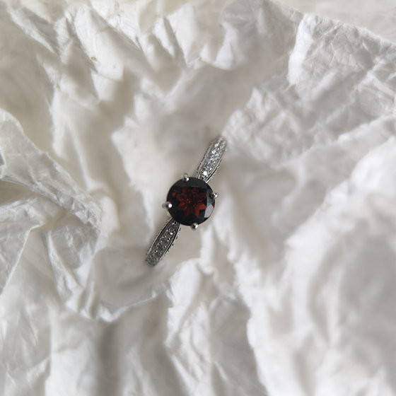 Silver ring with a 1.326-carat garnet