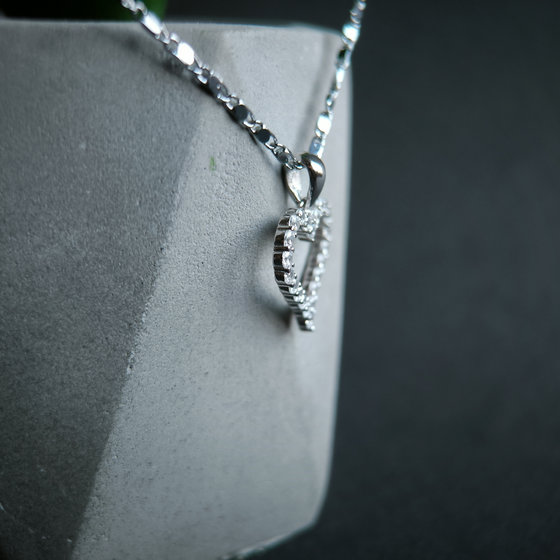 Silver pendant with cubic zirconia