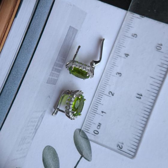 Silver earrings with chrysolite