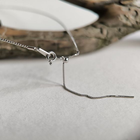Silver necklace with mother-of-pearl