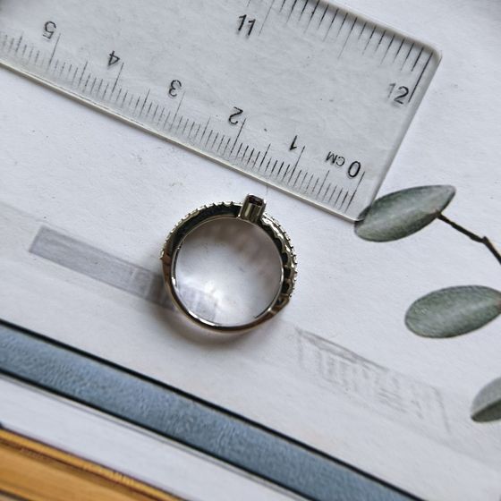Серебряное кольцо с гранатом 0.643ct, фианитами
