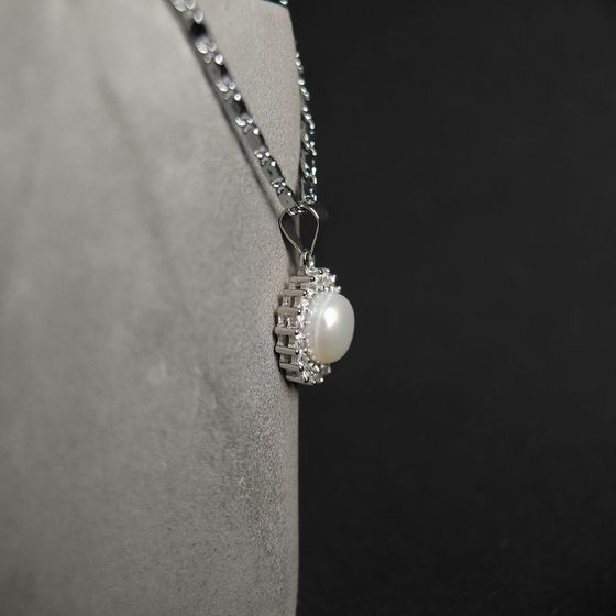 Silver pendant with pearls, fianites