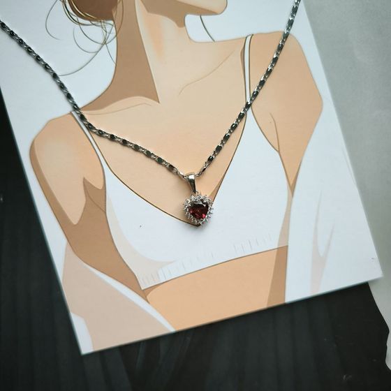 Silver pendant with a 1.144-carat garnet