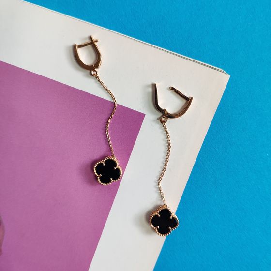 Gold earrings with onyx
