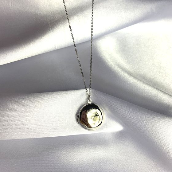 Silver necklace without stones
