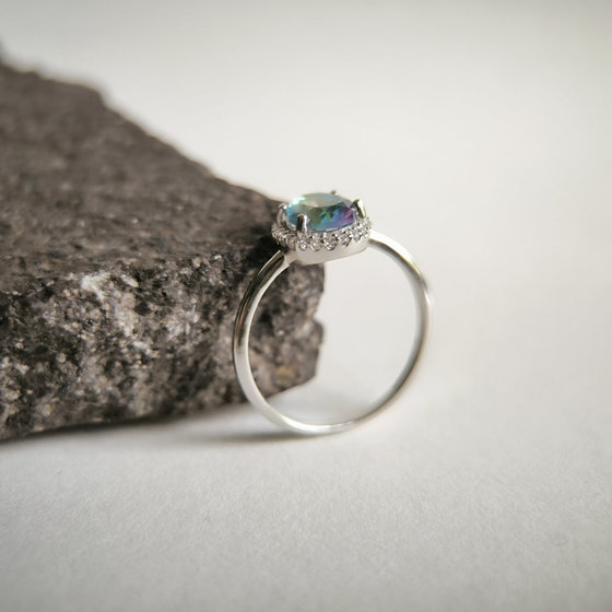 Серебряное кольцо с мистик топазом 1.116ct, фианитами