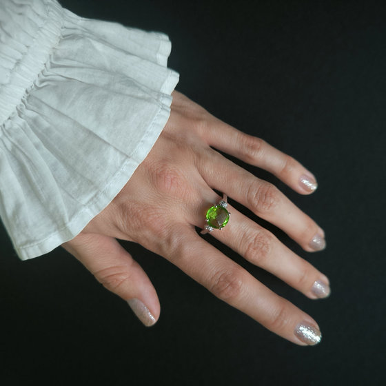 Silver ring with a 3.397-carat chrysolite and cubic zirconia