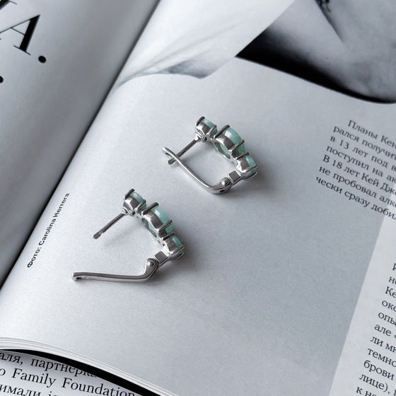 Silver earrings with a 4.557-carat emerald