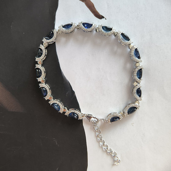 Silver bracelet with 12.81ct sapphire