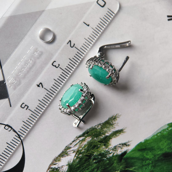 Silver earrings with a 5.635-carat emerald and cubic zirconia