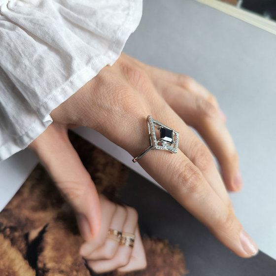 Silver ring with 1.755ct sapphire, cubic zirconia