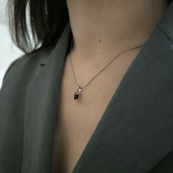 Silver pendant with a 0.923-carat garnet