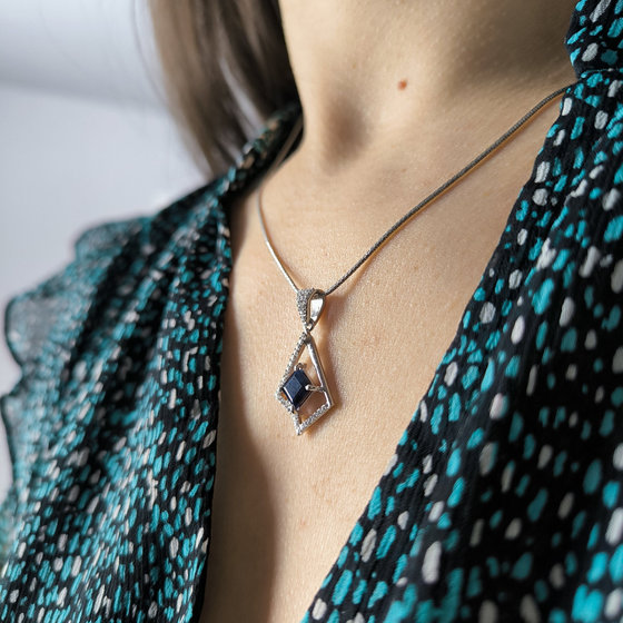 Silver pendant with 1.859ct sapphire, cubic zirconia